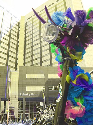 Centre des impôts et fleurs