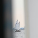 noir bateau blanc