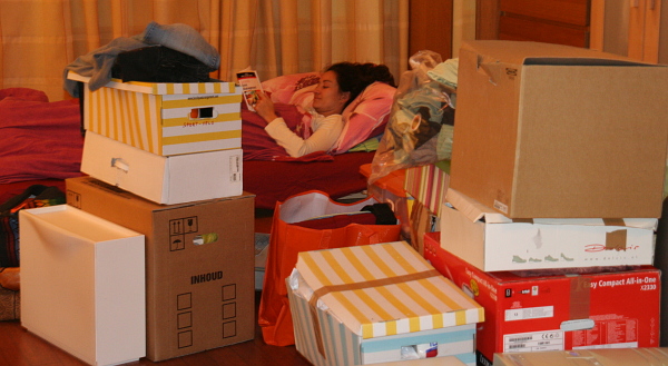 dans un lit entouré de cartons