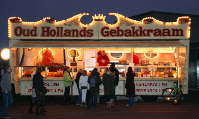 Une roulotte de Oliebollen et autre bollen