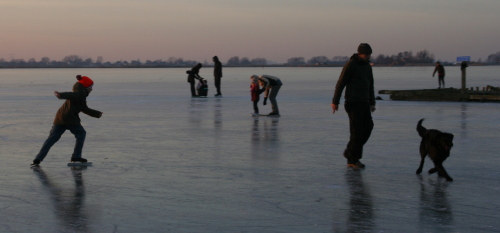 Kinselmeer gelé avec des patineurs