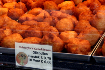Oliebollen ou croustillons vendus à la dizaine
