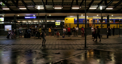 Attente à la gare d'Apeldoorn